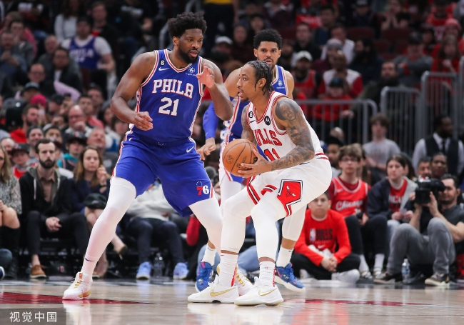  恩比德伤退76人内线告急  