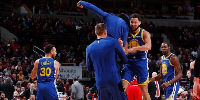  库里单场14记三分刷新纪录  